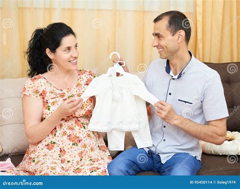 genitori che scelgono vestiti per neonato