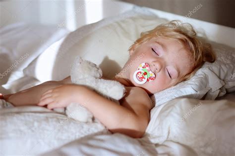 Bambino che dorme serenamente nel lettino