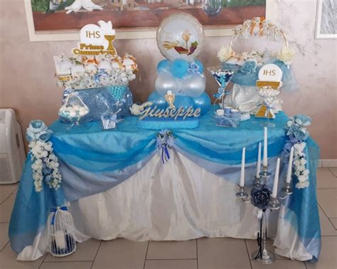 Composizione di palloncini azzurri e bianchi per comunione maschietto