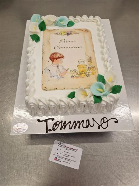Torta della comunione decorata con simboli religiosi