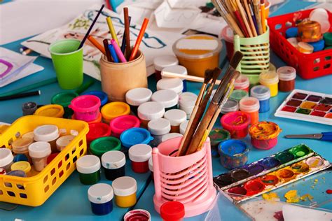 immagine di un laboratorio artistico in una scuola d'infanzia con bambini che lavorano insieme