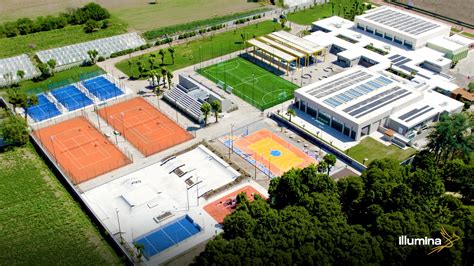 veduta aerea di un centro sportivo polifunzionale moderno e inclusivo