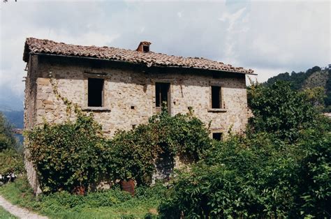paesaggio rurale con antiche architetture in pietra