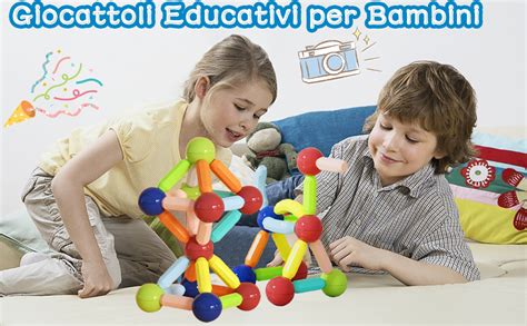 Bambini che giocano in un ambiente educativo colorato e stimolante