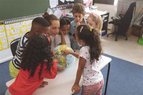 Bambini che interagiscono in un'aula moderna e luminosa