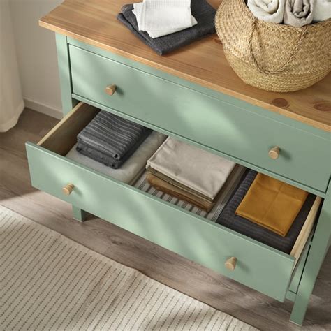 dettaglio di una cassettiera verde con accessori coordinati in cameretta