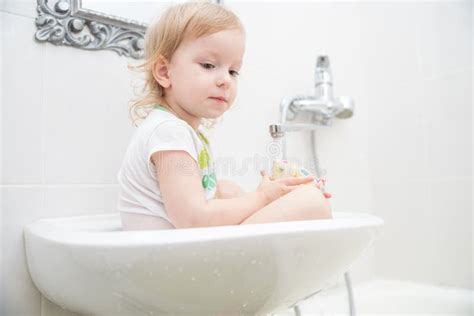 Bambino nel lavandino con supporto