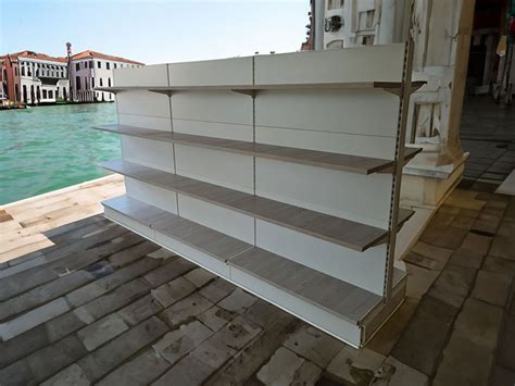 Scaffale di sdraiette per bagnetto in un negozio