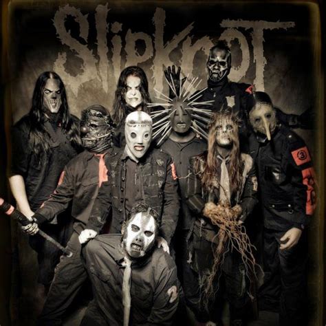 Un collage fotografico degli Slipknot con le diverse maschere indossate durante i tour