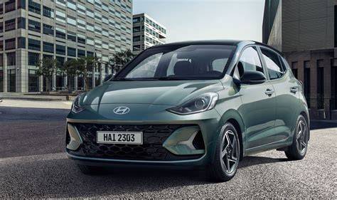 Veduta frontale di una Hyundai i10 in ambiente urbano