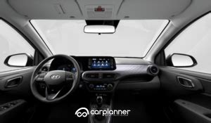 Interni della Hyundai i10 con dettaglio della plancia e infotainment