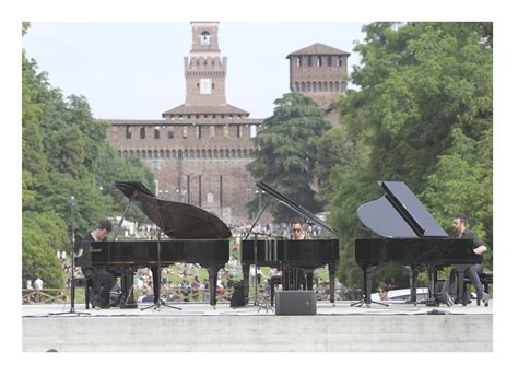 bambini a un concerto all'aperto