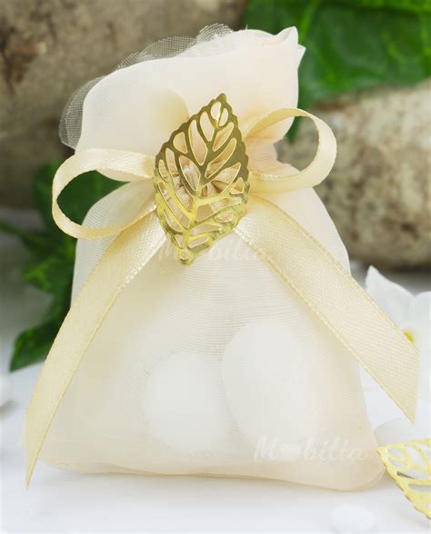 dettaglio di un sacchetto in organza con ricamo personalizzato e confetti di alta qualità