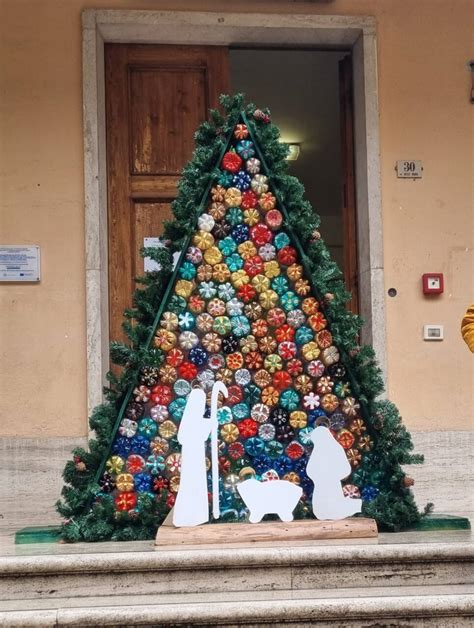 Albero con farfalle realizzate con materiali riciclati