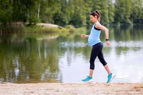 donna incinta che pratica camminata leggera o esercizio aerobico dolce