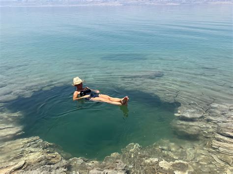 Persona che fa il morto nell'acqua