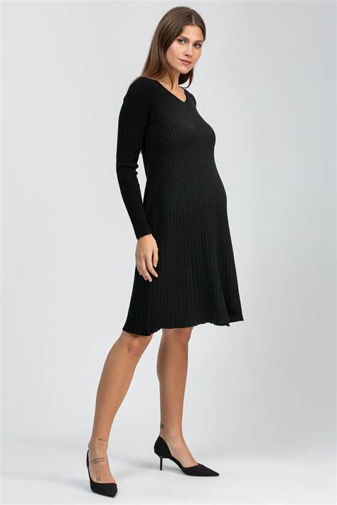 Dettaglio di uno scollo a V su abito premaman