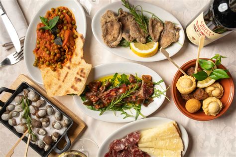 Tavola imbandita con piatti tradizionali italiani e ingredienti freschi