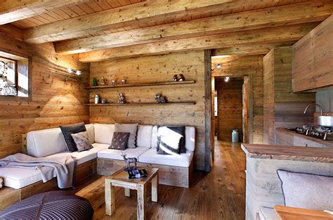 Interno di un monolocale rustico e accogliente con elementi moderni
