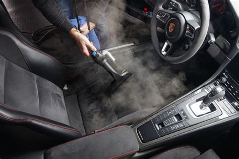 Pulizia seggiolino auto con vapore