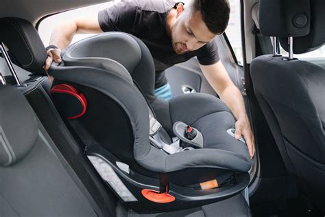 Bambino che aiuta a pulire il seggiolino auto