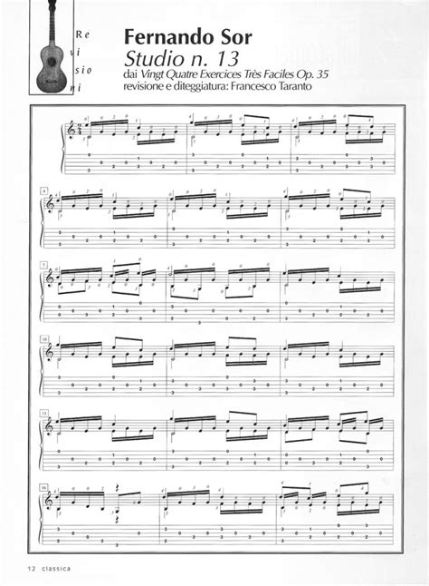 Spartito musicale su leggio con chitarra classica in primo piano