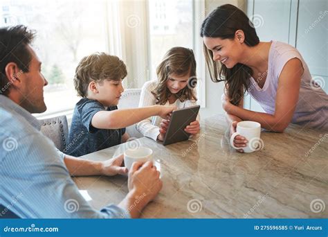 Coppia con figli che giocano serenamente
