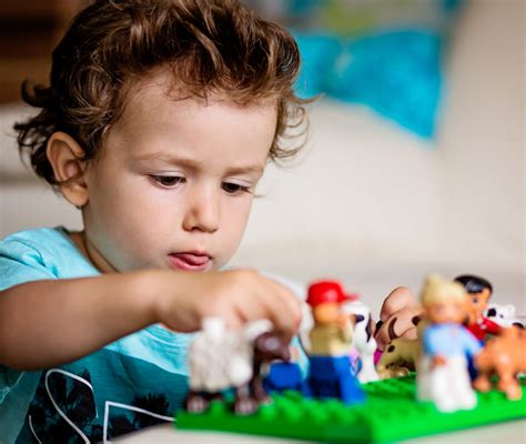 Uomo che gioca con bambini felici