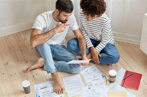 Coppia che lavora insieme per un obiettivo comune