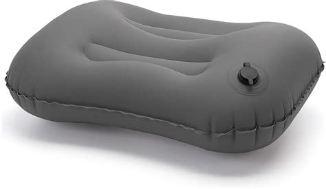 Confronto grafico tra un cuscino da campeggio ergonomico e vestiti arrotolati