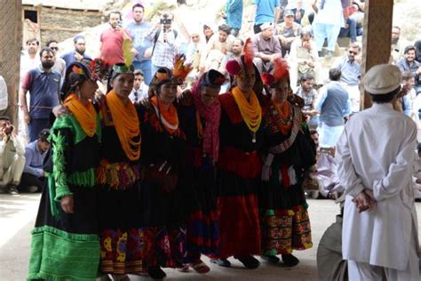 Donne della tribù Kalash con i loro abiti tradizionali