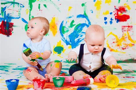 Bambini che giocano in un nido d'infanzia colorato e sicuro