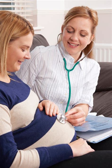 Ostetrica che assiste una donna incinta