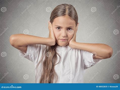 Ragazza con le mani sulle orecchie, espressione di disagio