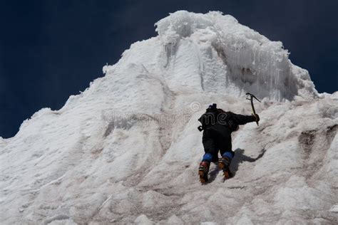 alpinista che scala una parete ghiacciata