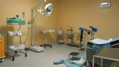 Coppia in sala parto con il padre che sostiene la madre