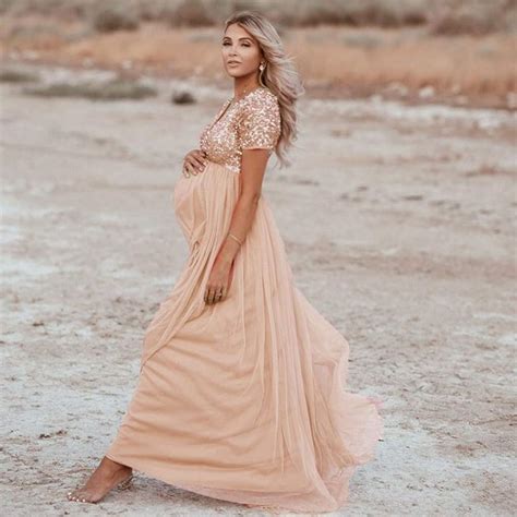 Modella incinta con abito premaman in stile africano dai colori vivaci