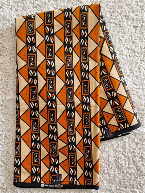 Diversi tessuti africani come Ankara, Kente e Bogolan con i loro motivi distintivi