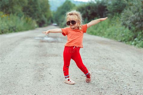 Bambina che balla con vestito colorato