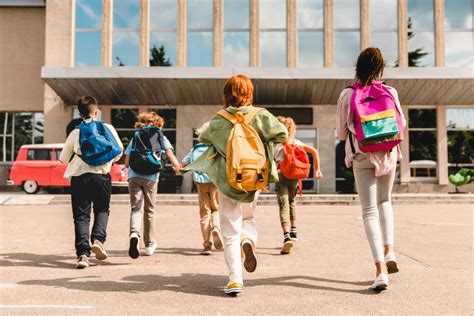 bambini che entrano a scuola