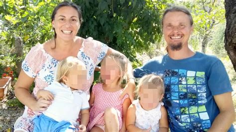 Famiglia che consulta documentazione