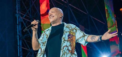 Max Pezzali firma autografi
