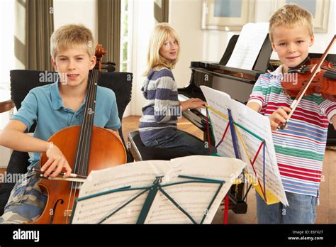 Bambini che giocano con strumenti musicali