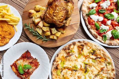 Tavola imbandita con diversi secondi piatti veloci