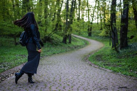 Donna che cammina in un parco