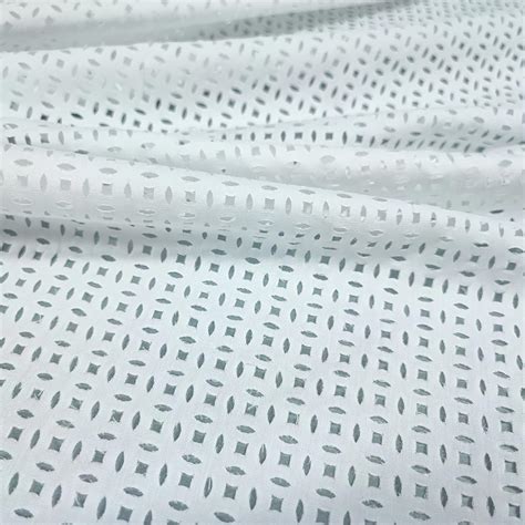 Dettaglio ravvicinato di un tessuto in popeline con motivo traforato