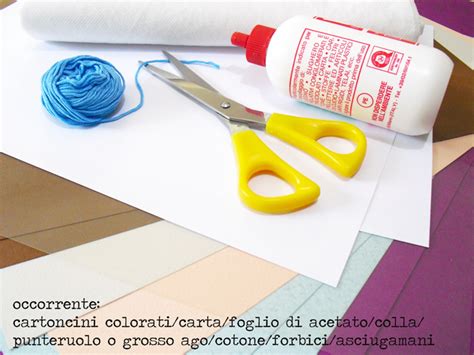Tavolo con materiali per inviti fai da te: cartoncini, forbici, colla, nastri