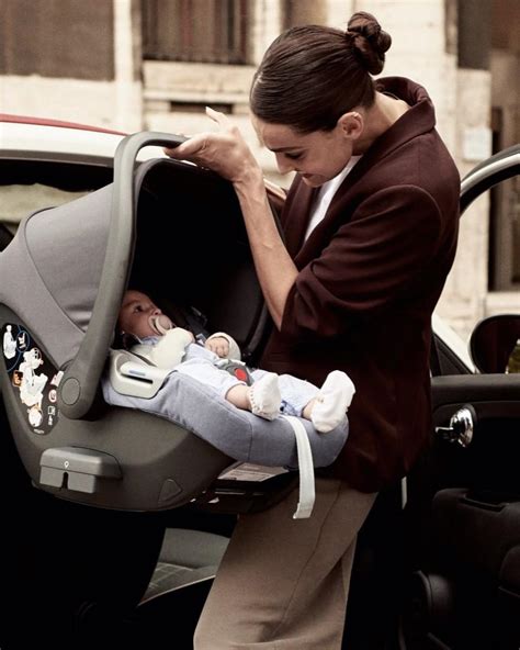 Bambino posizionato correttamente sul sedile auto senza seggiolino, mostrando la cintura di sicurezza