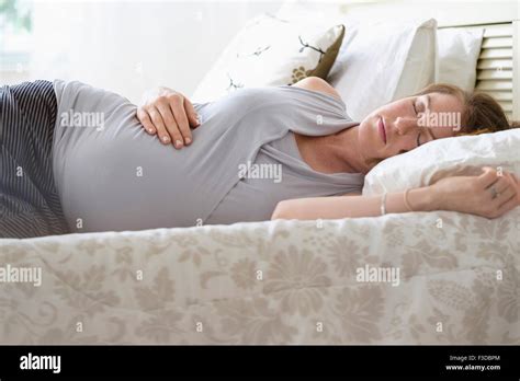 donna incinta che dorme