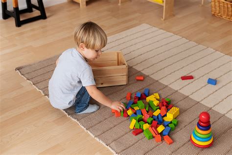 bambino che gioca con oggetti sicuri e diversi materiali